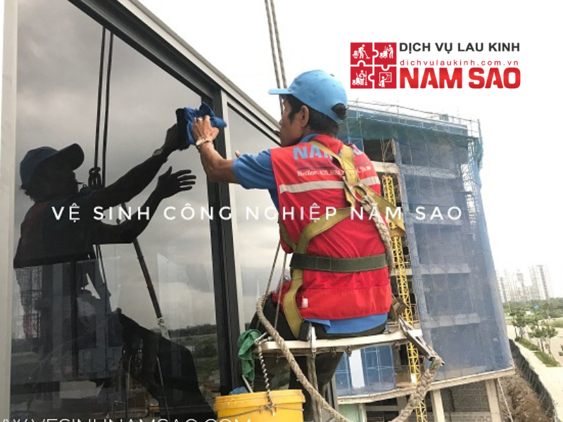 Tại sao nên lau kính nhà cao tầng theo định kỳ